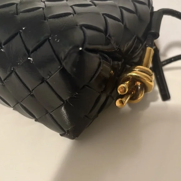 Bottega Veneta Black and Gold Crossbody Bag with Woven Design - Picture 4 of 14